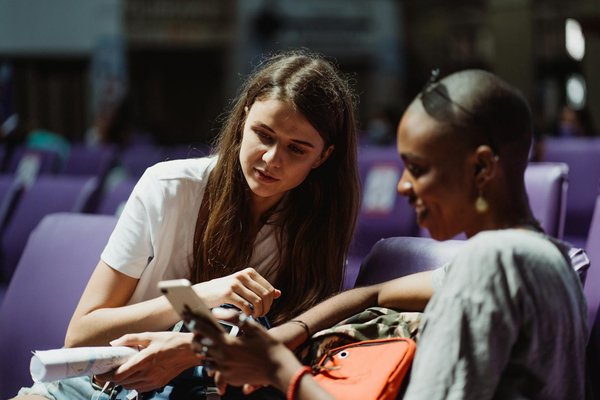 In che modo l'installazione di un deflettore sul tetto può migliorare l'efficienza aerodinamica di un veicolo commerciale?